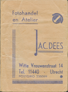 710783 Voorzijde van een fotomapje van Jac. Dees, Fotohandel en Atelier, Witte Vrouwenstraat 14 te Utrecht.